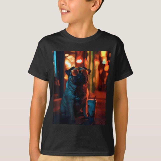 Mops mit Eiskaffee  T-Shirt (Vorderseite)