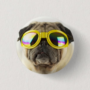 Mops mit Goggles Button