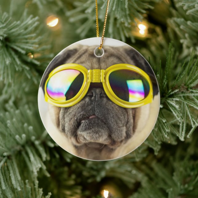 Mops mit Goggles Keramik Ornament (Baum)