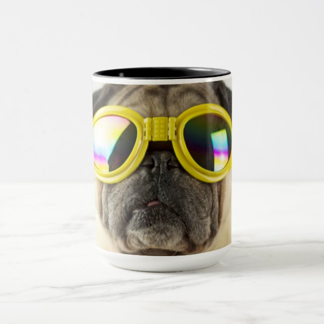 Mops mit Goggles Tasse (Zentrum)