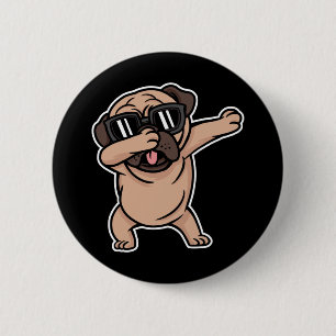 Mops mit guter Laune mit Sonnenbrille Dabbing Button