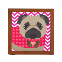 Mops mit Punkten auf heißem Rosa-und