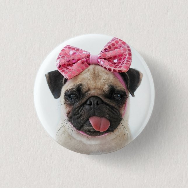 Mops mit rosa Bow Button (Vorderseite)