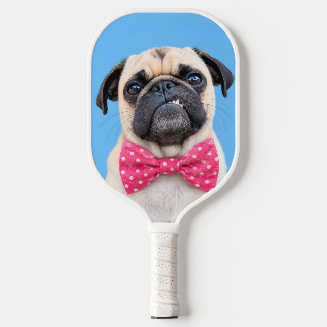 Mops mit rosa Fliege Pickleball Schläger (Vorderseite)