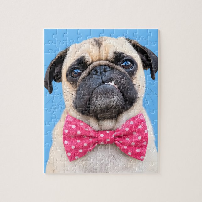 Mops mit rosa Fliege Puzzle (Vertikal)