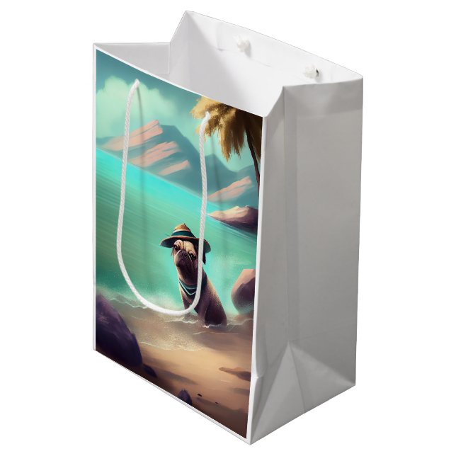 Mops mit Strandmalerei Mittlere Geschenktüte (Vorderseite Schrägansicht)