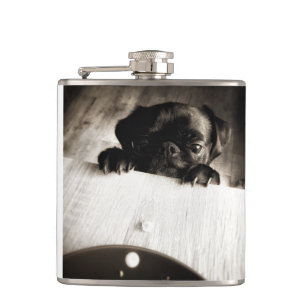 Mops pinkeln in bw flachmann