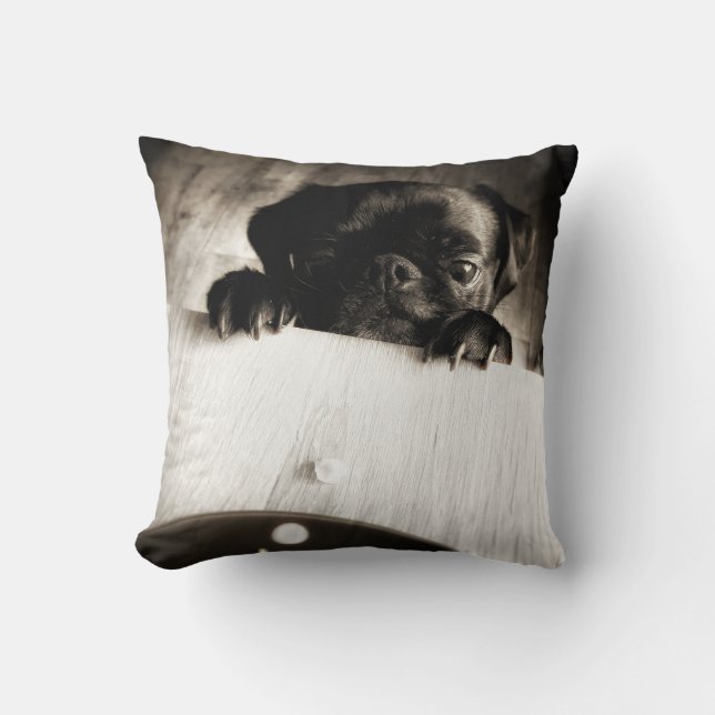 Mops pinkeln in bw kissen (Vorderseite)