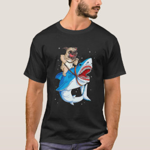 Mops reitet auf Haifisch Kiefer Hund Männer Weltra T-Shirt