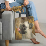 Mops, Schmetterling und das Universum<br><div class="desc">Der Mops, der Schmetterling und die Universe Dog Tote Tag - Wir müssen zugeben, dass dies eines unserer Lieblingsprodukte ist. Hier präsentieren wir eine sehr kreative Tüte mit einem bezaubernden Mops-Hund, der ein riesiges gelbes Universum mit seinen Sternen und einem Vollmond in den Blick nimmt, während er sanft einen zerbrechlichen...</div>