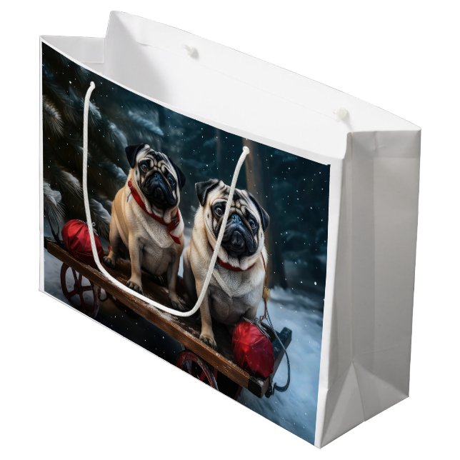 Mops Snowy Sleigh Weihnachtsdekor Große Geschenktüte (Vorderseite Schrägansicht)