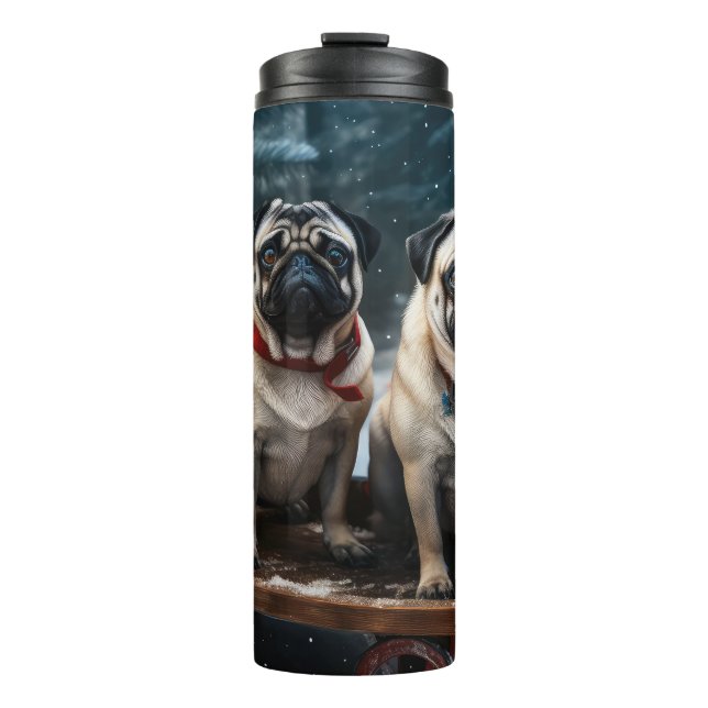 Mops Snowy Sleigh Weihnachtsdekor Thermosbecher (Vorderseite)
