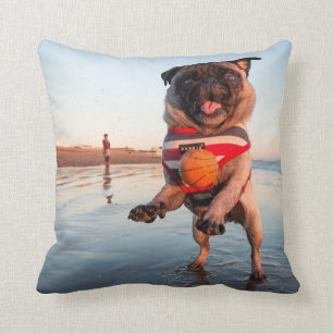 Mops spielen am Strand Kissen