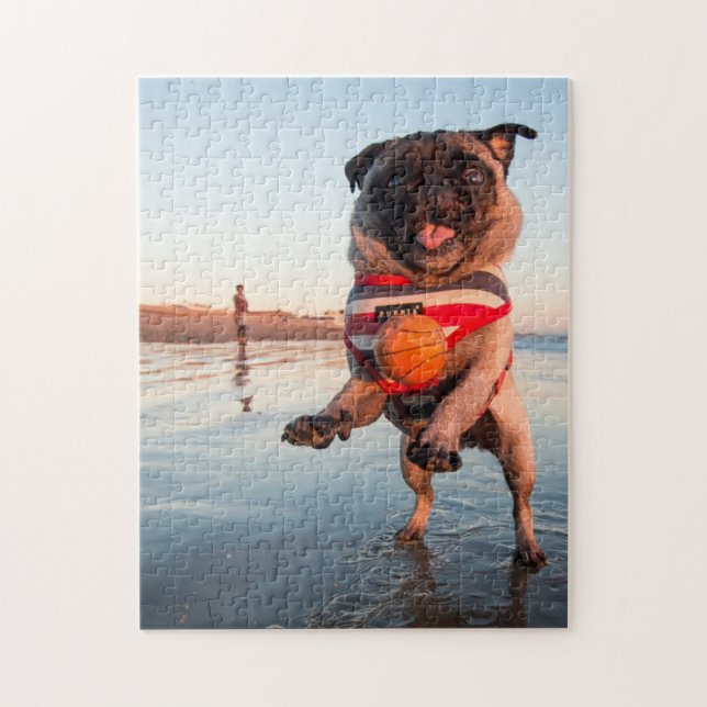 Mops spielen am Strand Puzzle (Vertikal)