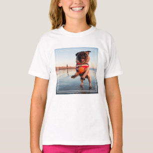 Mops spielen am Strand T-Shirt