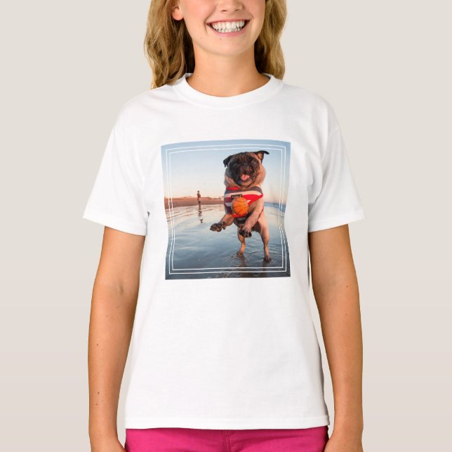 Mops spielen am Strand T-Shirt (Vorderseite)
