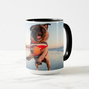 Mops spielen am Strand Tasse