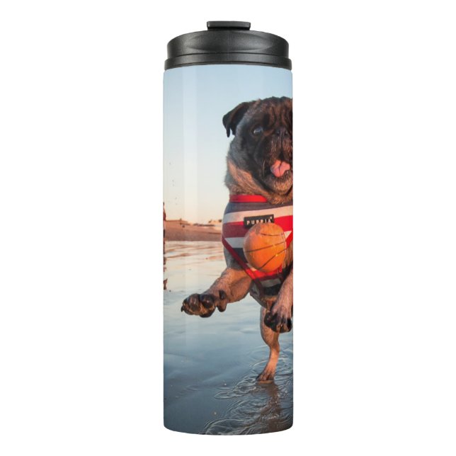Mops spielen am Strand Thermosbecher (Vorderseite)