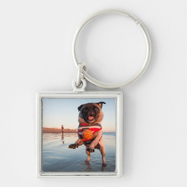 Mops spielt Ball am Strand Schlüsselanhänger (Vorne)