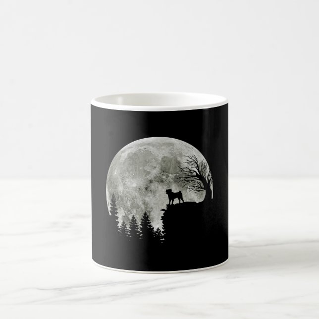 Mops Stehend auf Mondschein Halloween Kaffeetasse (Mittel)