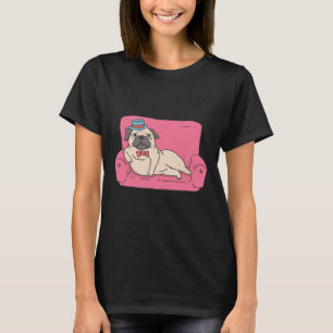 Mops - Süßer Mops sitzt auf Sofa Klassiker 757 T-Shirt