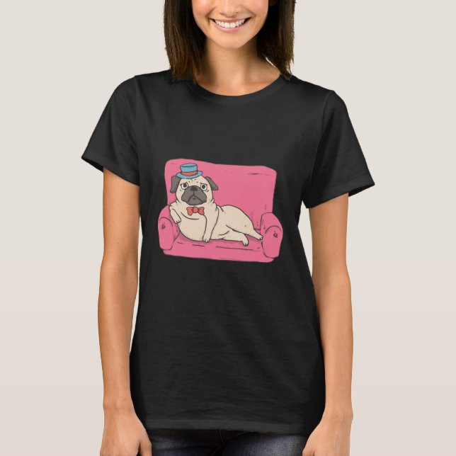 Mops - Süßer Mops sitzt auf Sofa Klassiker  757 T-Shirt (Vorderseite)