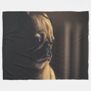 Mops tief in Gedanken Fleecedecke