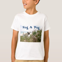 Mops-Umarmung scherzt T - Shirt-Strandhafer