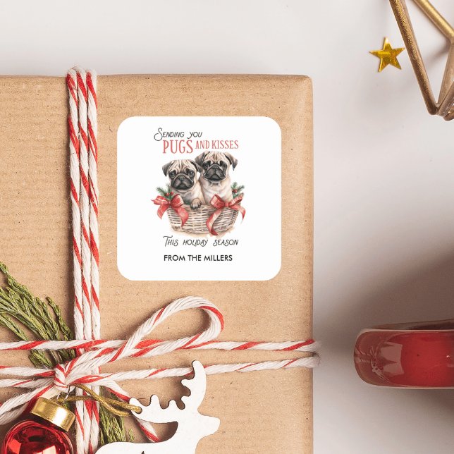 MOPS UND KISSEN FUNNY MERRY CHRISTMAS CUSTOM TEXT QUADRATISCHER AUFKLEBER (PUGS AND KISSES CHRISTMAS PUPPY THEMED STICKERS WITH CUSTOM TEXT.)