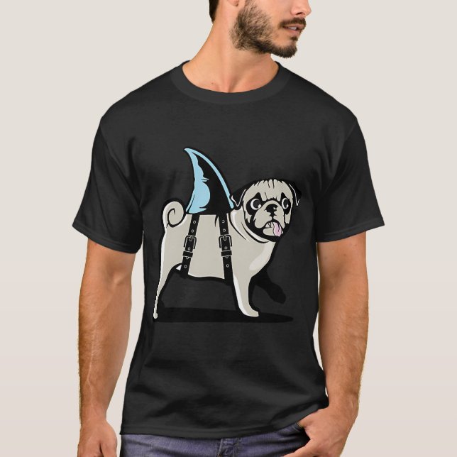Mops verkleidet als Hai T-Shirt (Vorderseite)