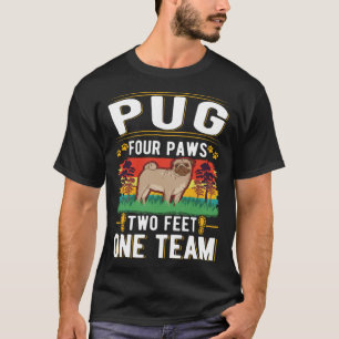 Mops vier Pfoten zwei Füße ein Team T-Shirt