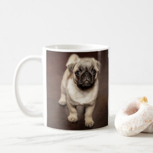 Mops Welpe auf poliertem Holzfußboden Tasse