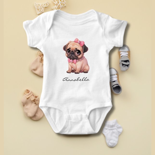 Mops Welpe mit rosa Bow Illustration Individuelle  Baby Strampler (Pug Puppy With Pink Bow Illustration Custom Name - Adorable Dog Lover Baby Apparel)