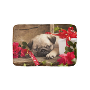 Mops-Welpe und Geschenkboxen Badematte
