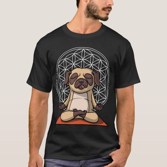Mopshund-Meditation T-Shirt (Vorderseite)