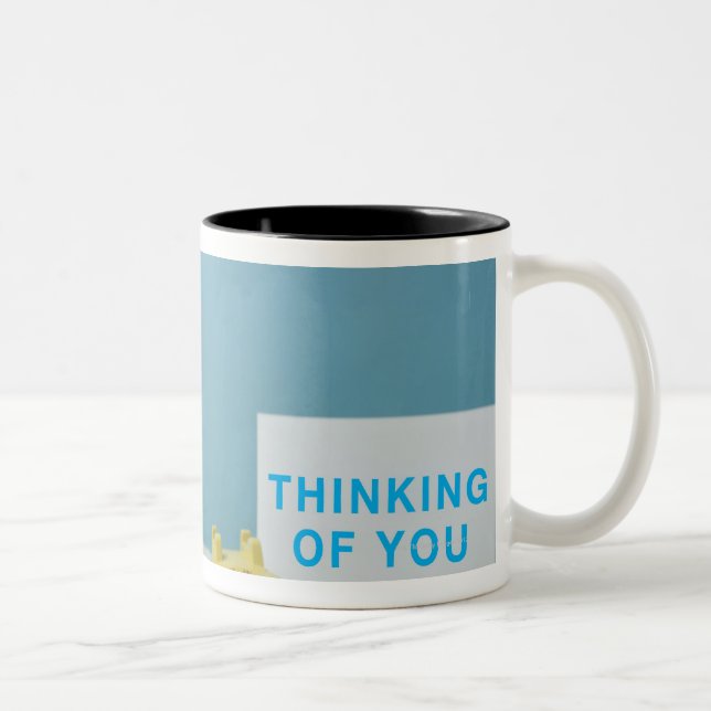 Mopswelpe, der auf Bett nahe bei Telefon sitzt und Zweifarbige Tasse (Rechts)