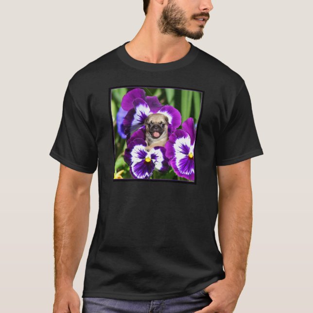 Mopswelpe im Stiefmütterchen T-Shirt (Vorderseite)