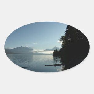 Morgen am McDonald-See im Glacier-Nationalpark Ovaler Aufkleber