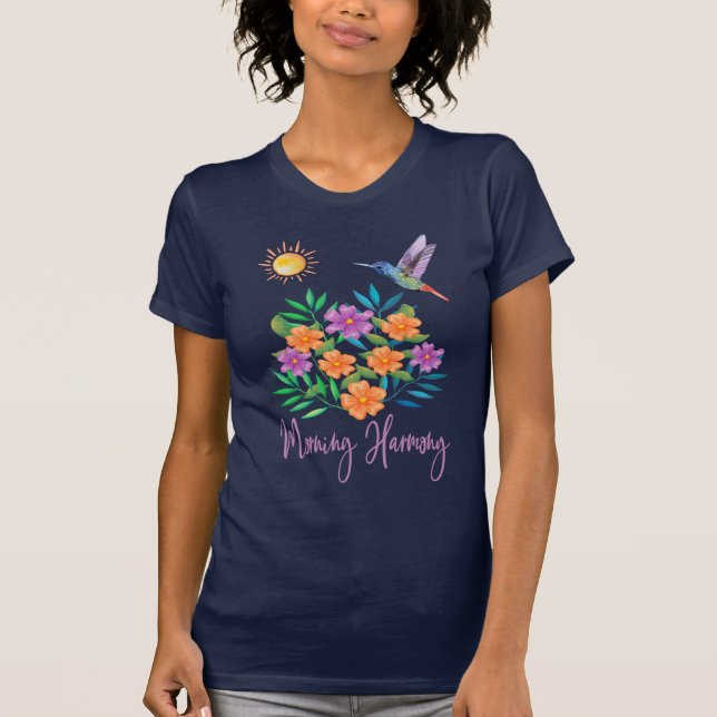 MORGEN-HARMONIE-KOLIBRI MIT BLUMEN T-Shirt (Vorderseite)