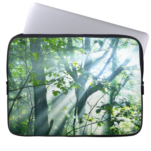 Morgen im Wald Laptopschutzhülle (Vorderseite)