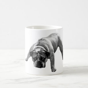 Morgen mit einem wachsamen Bulldoggen Kaffeetasse