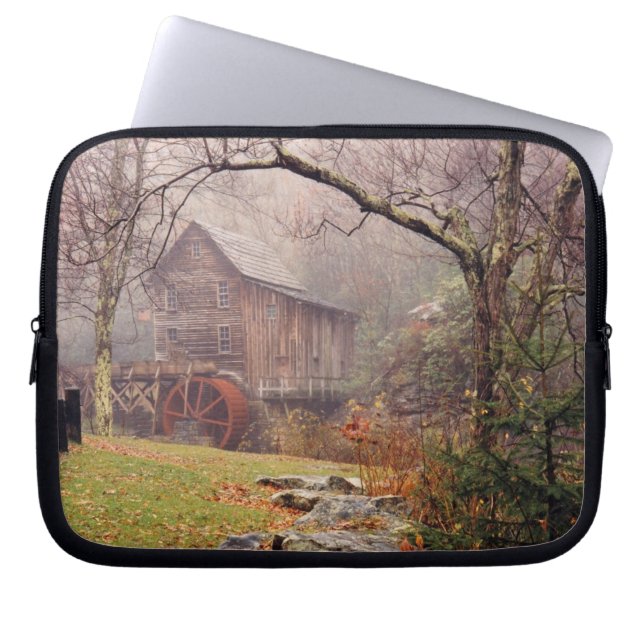 Morgen Nebel Laptopschutzhülle (Vorderseite)