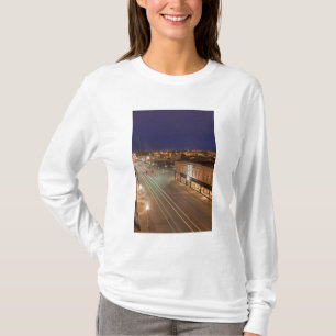 Morgendämmerung in der Main Street von Bismarck, N T-Shirt