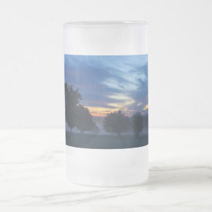 Morgendämmerung und Nebel Mattierte Tasse