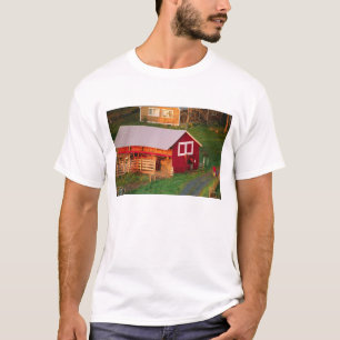 Morgendliche Aufgaben auf dem Bauernhof. USA, Verm T-Shirt