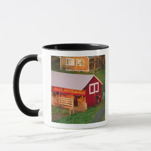 Morgendliche Aufgaben auf dem Bauernhof. USA, Verm Tasse