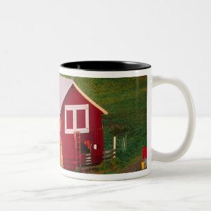 Morgendliche Aufgaben auf dem Bauernhof. USA, Verm Zweifarbige Tasse