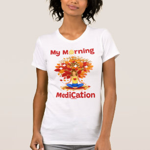 Morgendliche Meditation unter Herbstlaub T-Shirt