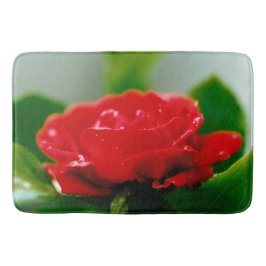 Morgengrauen rote Rose mit Taubstropfen Badematte