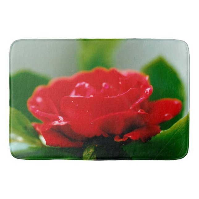 Morgengrauen rote Rose mit Taubstropfen Badematte (Vorderseite)